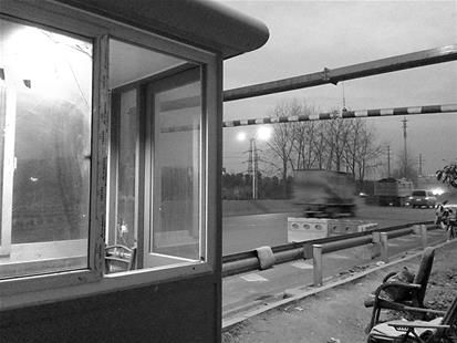 图文:时代警盛保安为创收买制服扮协警