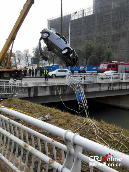 武汉一4S店试驾车坠河4人身亡(组图)