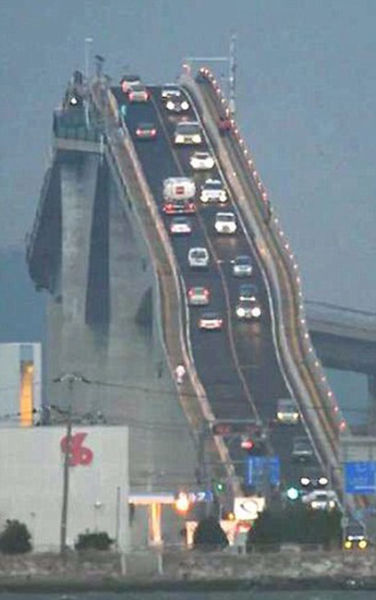 日本超陡大桥如过山车 挑战司机驾车技术 (图)_新浪新闻