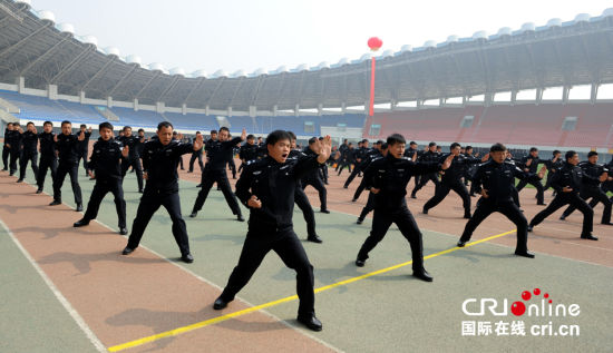 迁安警方举行“警务实战春季整训”汇报演练活动(组图)