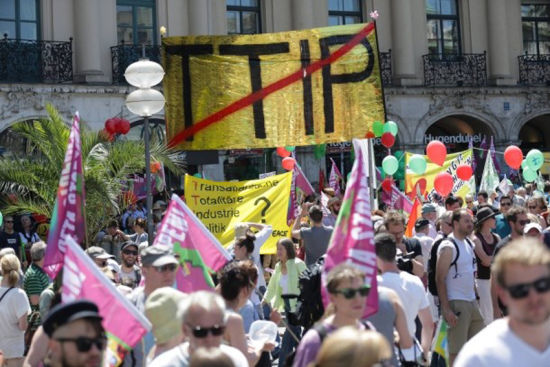 慕尼黑民众抗议G7峰会召开 数万人游行秩序井