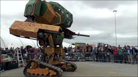 日本巨型机器人接受美国战书 盼用格斗决胜负