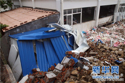 山东黄岛一个生产加工点因雨积水导致挡土墙倒塌，压倒了职工居住板房，造成18人死亡。