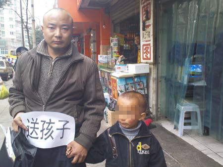 村民破产后欲将7岁儿子送人(图)