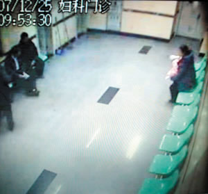 妇女将婴儿遗弃在医院被监控录像(图)图片