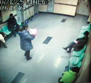 妇女将婴儿遗弃在医院被监控录像(图)