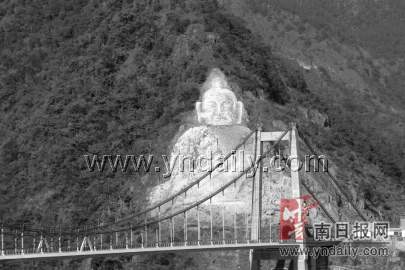 澜沧江大桥边现大佛