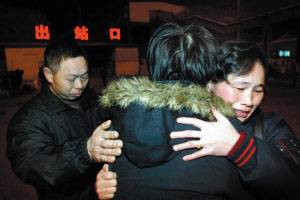 男子失散12年后重回父母身边欲做DNA亲子鉴定
