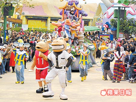 湿冷天气挡不住 台湾主题乐园春节人潮回升