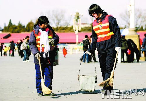 天安门广场春节雇大学生做临时清洁工(图)