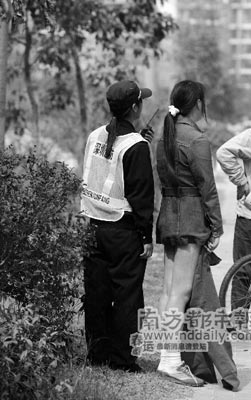 裸女路边徘徊拒绝穿衣自称被工厂老板欺负(图)