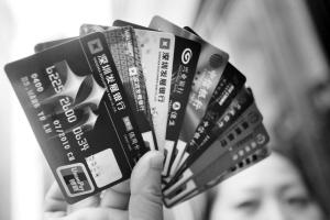 女生办10张信用卡透支25000买减肥品(图)