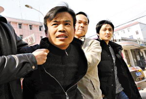 父亲贩卖亲生儿子志愿者卧底解救