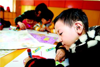 为百名失聪儿童植入人工耳蜗