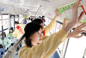 天津师范大学青年志愿者和公交车队联合举行文