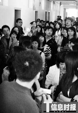 广州大学生通宵排队报教师资格培训