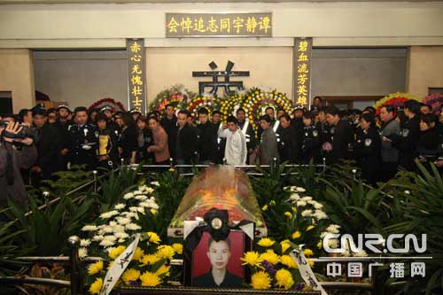 湖南娄底数万群众雨中送英雄谭静宇