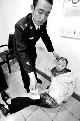 男子持刀敲女邻居家门要求恋爱