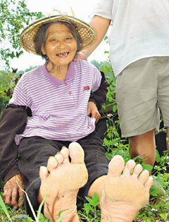 穿鞋就晕 台湾75岁阿婆林邱枝赤脚50年