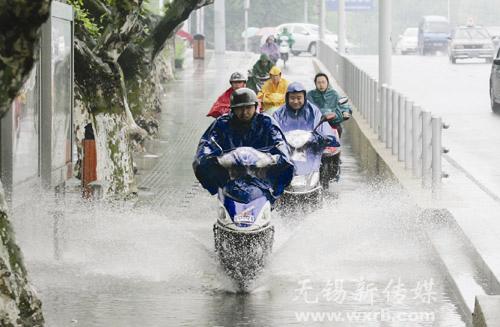 一场大雨 道路积水骑车似冲浪(图)