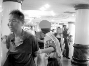 男子持两巴菜刀在商场伤人被制服(图)