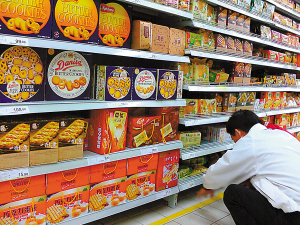 消费者在超市选购饼干