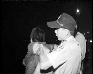 <em>好傻</em>的<em>女人</em> 丈夫提出离婚 她要跳桥轻生_新闻