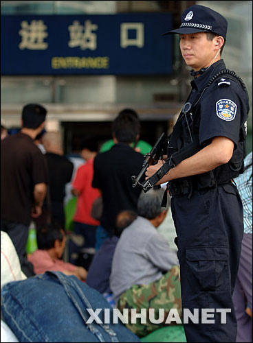 北京铁路警察持枪在西客站广场执勤(组图)