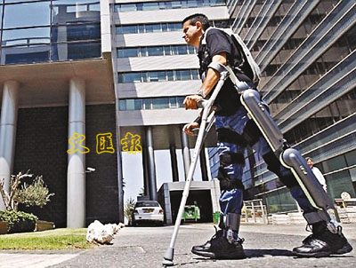瘫痪男子发明电子外衣可助残疾人行走(图)