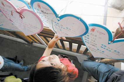 美女在相亲会上抛绣球引千余男子争抢(图)