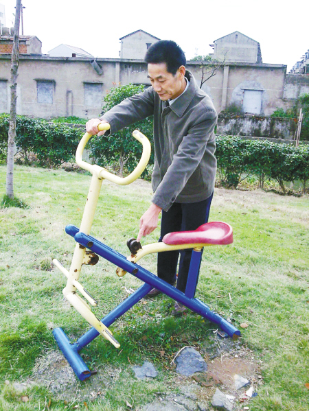社区公园内的健身器械咋老坏?