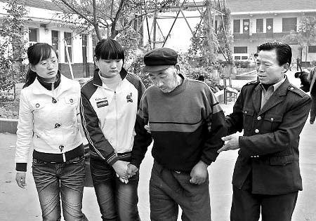 少女辍学照顾患病养父获大学生救助(组图)