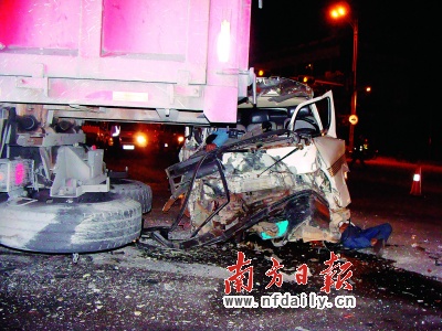 超载泥头车侧翻压扁越野车6人当场遇难
