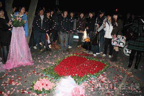 老总花4万宿舍楼下摆万朵玫瑰求爱