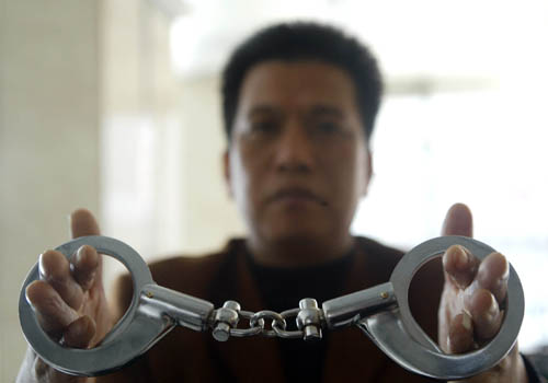 市民被刑警误抓毒打续:公安局承认误伤人