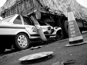 大雾弥漫引发警车追尾大货车致3人死亡(图)