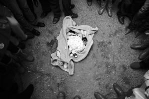 婴儿的遗体放在医院门口