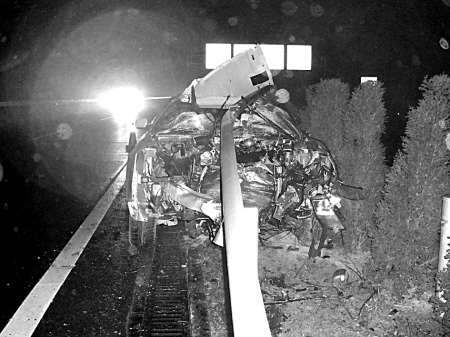 酒后驾车 男子高速公路撞护栏身亡 - 事故报道