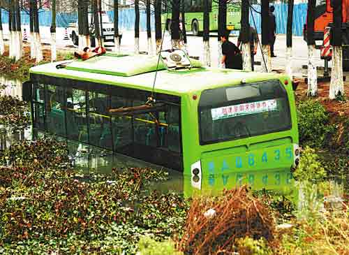 公交车因雨后路滑冲进1米余深水沟(图)