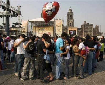 墨西哥4万人拥吻10秒钟刷新集体接吻纪录(组图)