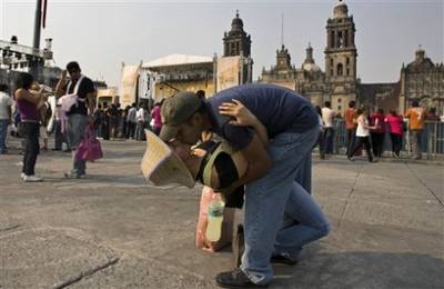 墨西哥4万人拥吻10秒钟刷新集体接吻纪录(组图)