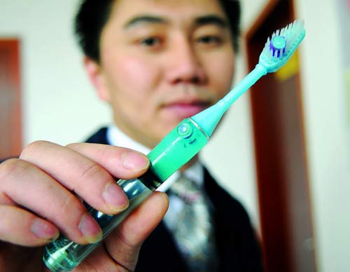 男子历时6年发明与牙膏二合一牙刷(图)
