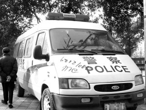 小伙在警车上写办证广告自称不会被抓到(图)