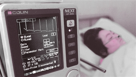 老板娘深夜持刀击退3名破门行凶歹徒(图)