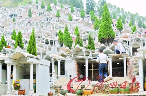 墓园百余枚曾被盗头骨摆在库房难以入土(图)