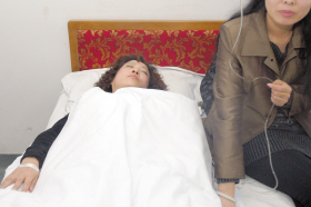 女老师课堂上被气晕女生称遭其打骂