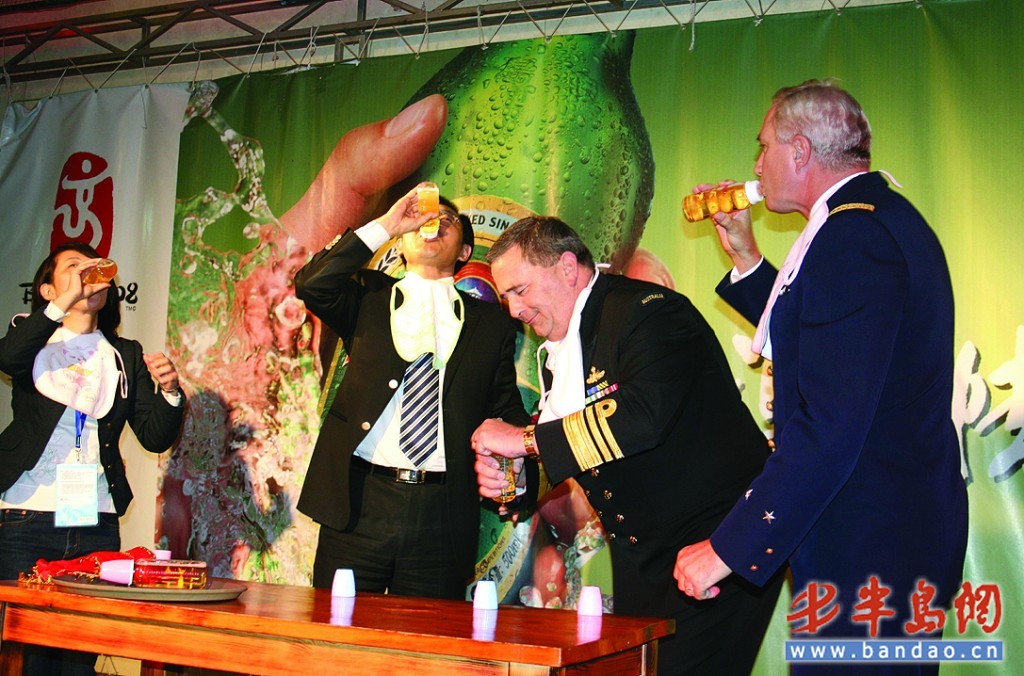 多国海军代表参观青啤博物馆 喝啤酒奶瓶当酒