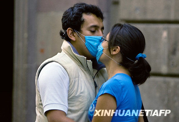 墨西哥暴发猪流感 情侣戴口罩接吻(组图)