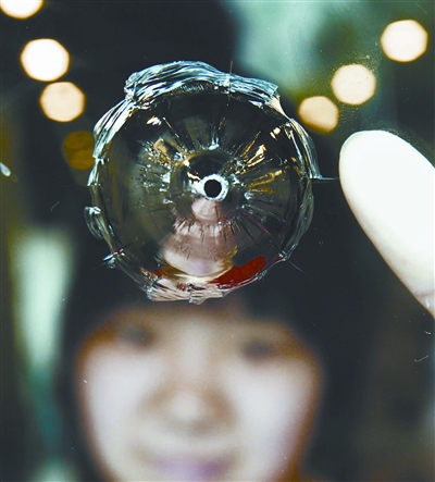 夜来气枪子弹+++射穿酒楼玻璃