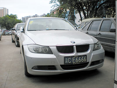 青年驾宝马撞死人后找人顶包被指车速超100码